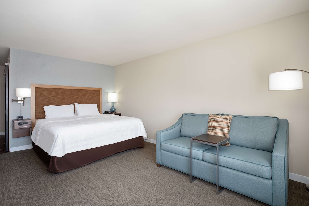 King, Room, 1 King Bed, Accessible | Living area | 42-inch flat-screen TV with cable channels, TV
