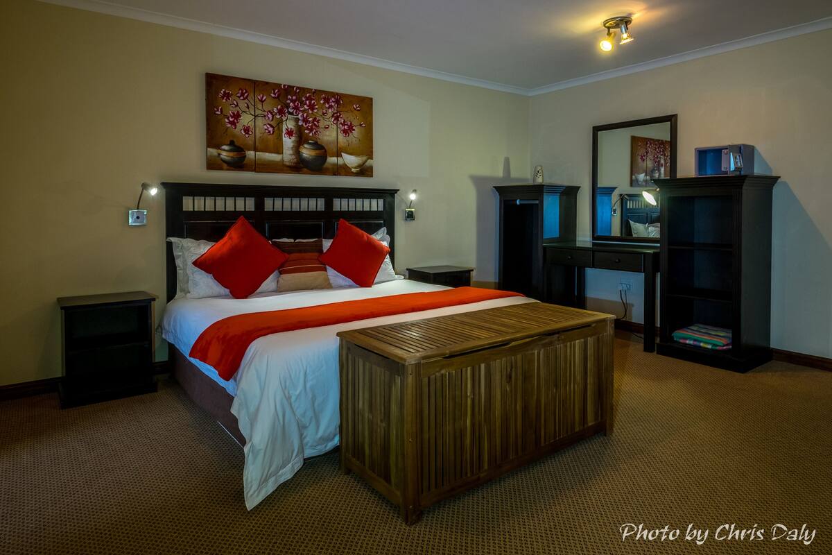 Suite 5 - Twin/Kingsize bed | Premium bedding, in-room safe, desk, blackout curtains