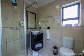 Suite 1 Queen room exta lenght | Bathroom | Shower, hair dryer