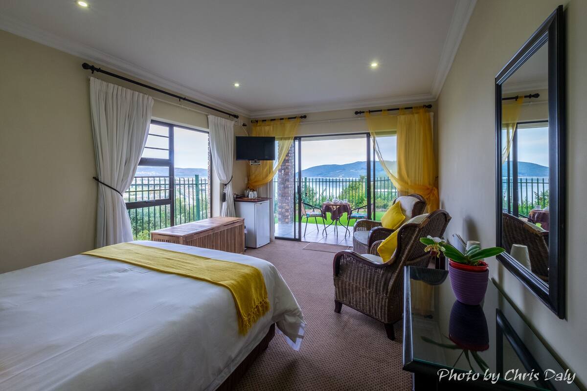 Suite 1 Queen room exta lenght | Premium bedding, in-room safe, desk, blackout curtains