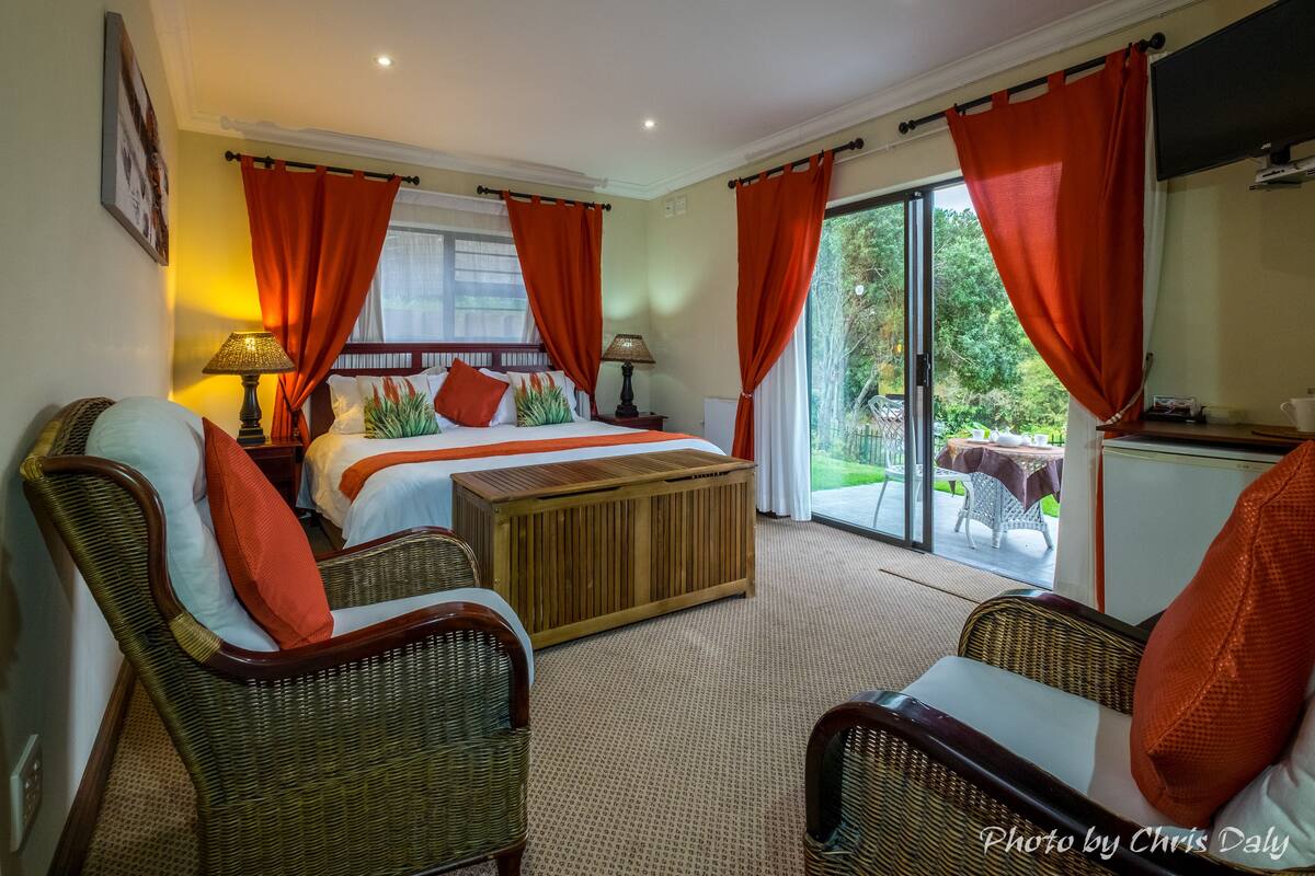 suite 2 twin or kingsizebed room | Premium bedding, in-room safe, desk, blackout curtains