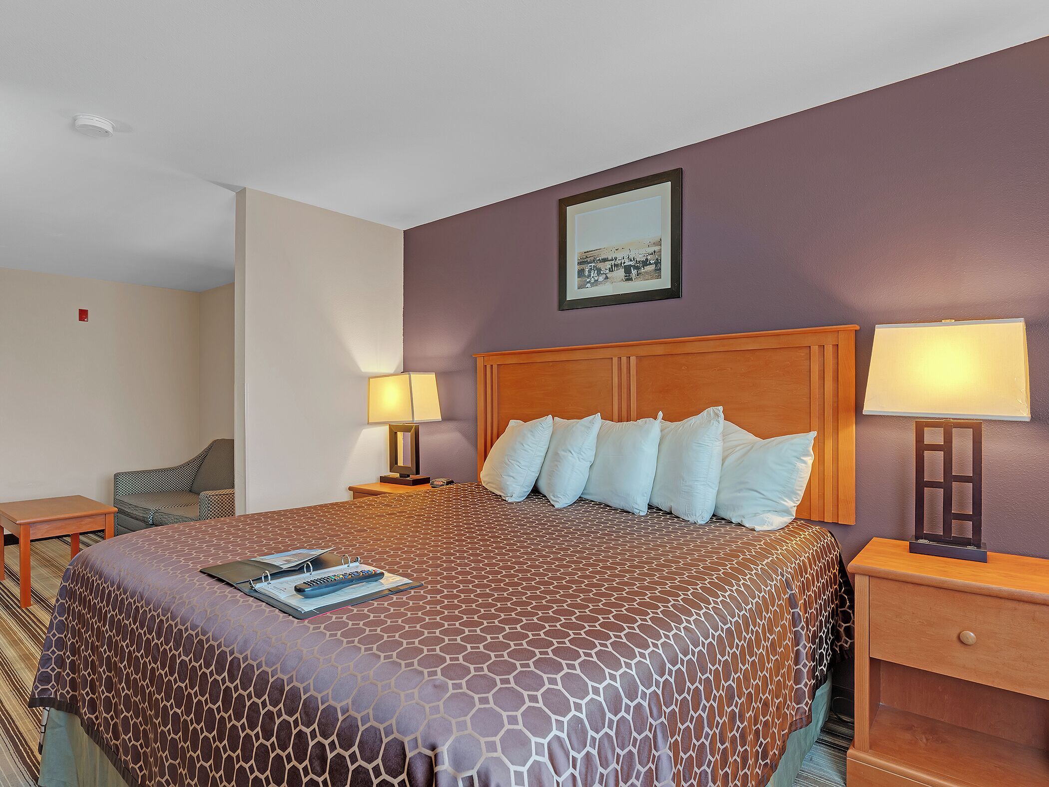 標準客房, 1 張特大雙人床, 雪櫃和微波爐 | 獨特設計、書桌、手提電腦工作空間、遮光窗簾/窗簾