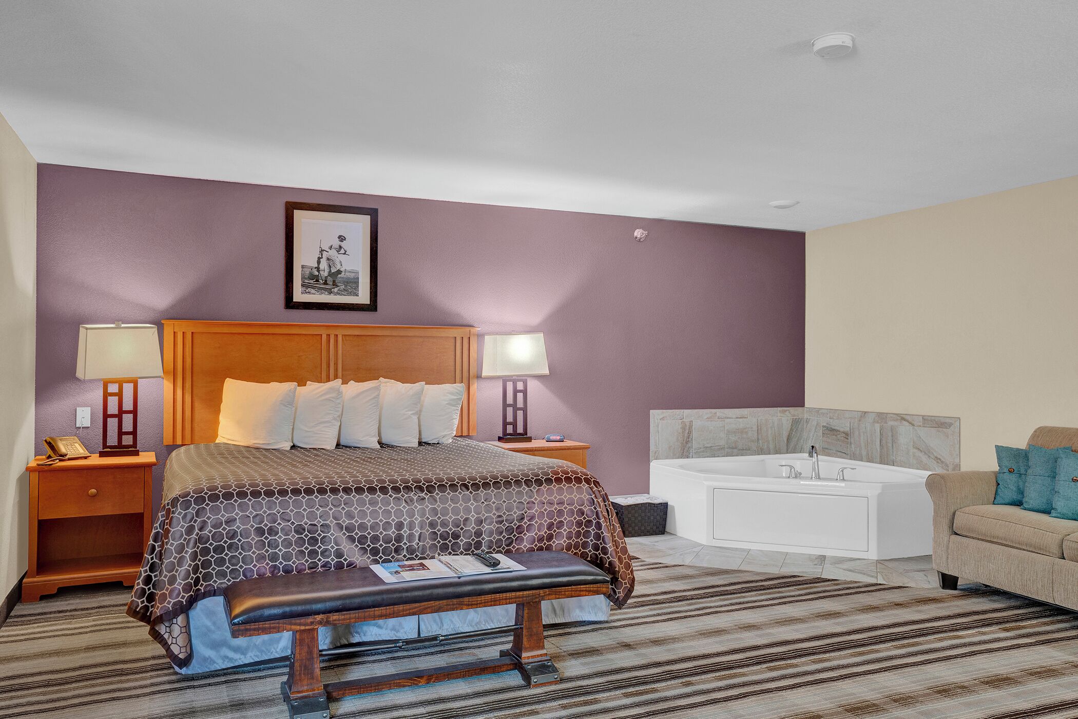 特色装修、办公桌、笔记本电脑工作区、遮光窗帘