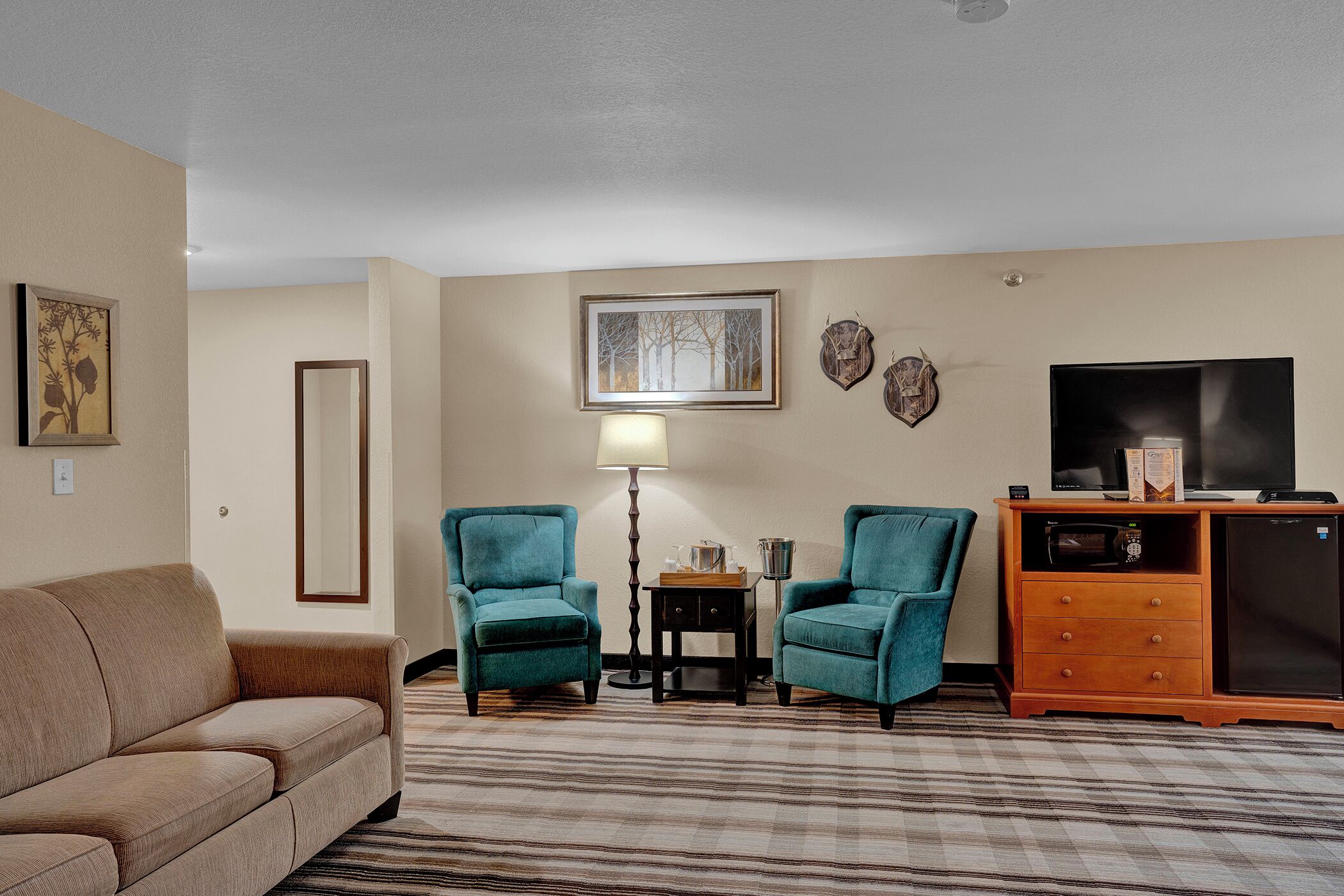 1 bedroom, individually decorated, desk, laptop workspace