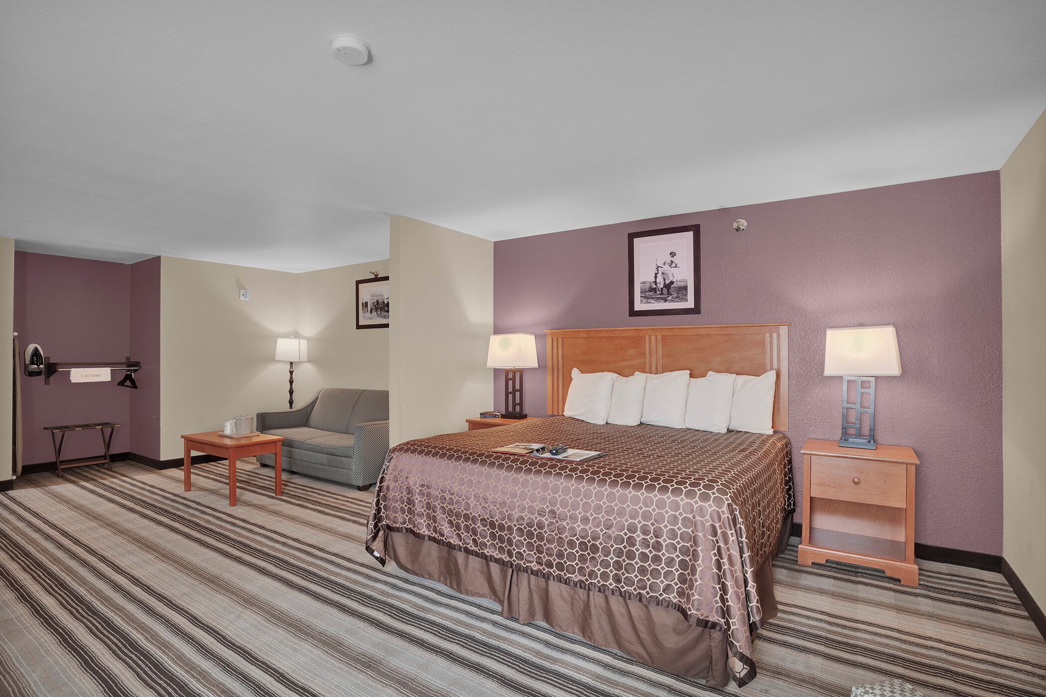 각각 다른 스타일의 인테리어, 책상, 노트북 작업 공간, 암막 커튼