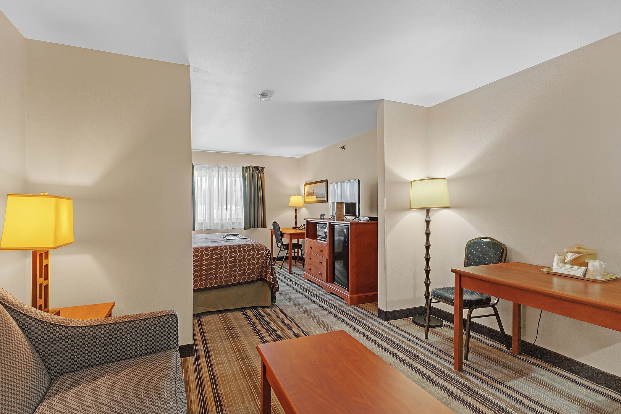 1 bedroom, individually decorated, desk, laptop workspace