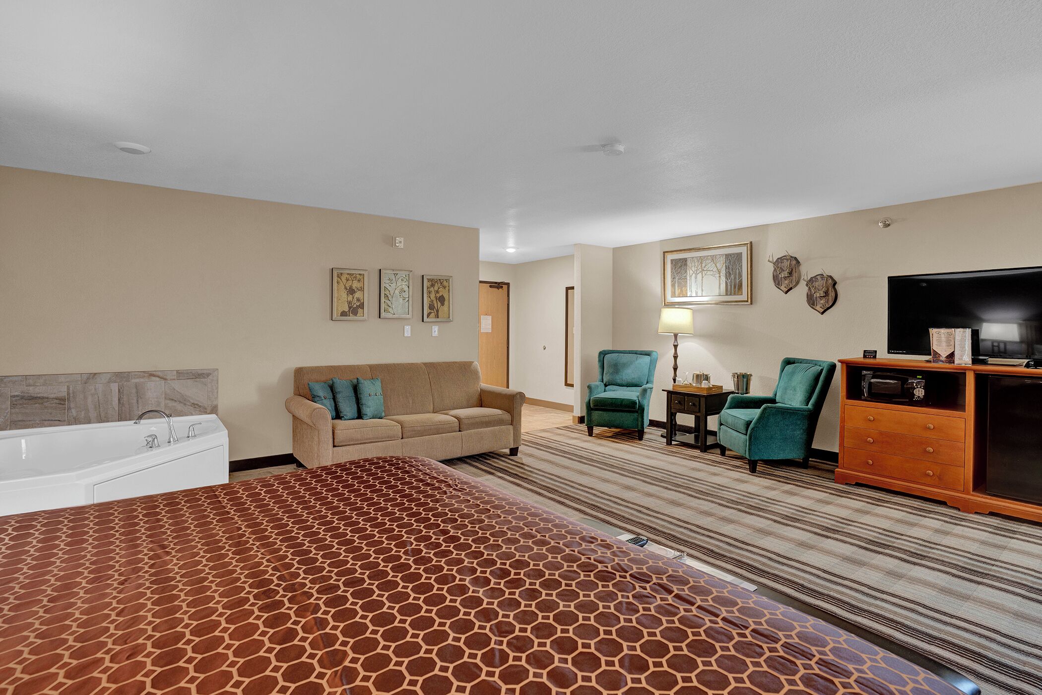 1 bedroom, individually decorated, desk, laptop workspace