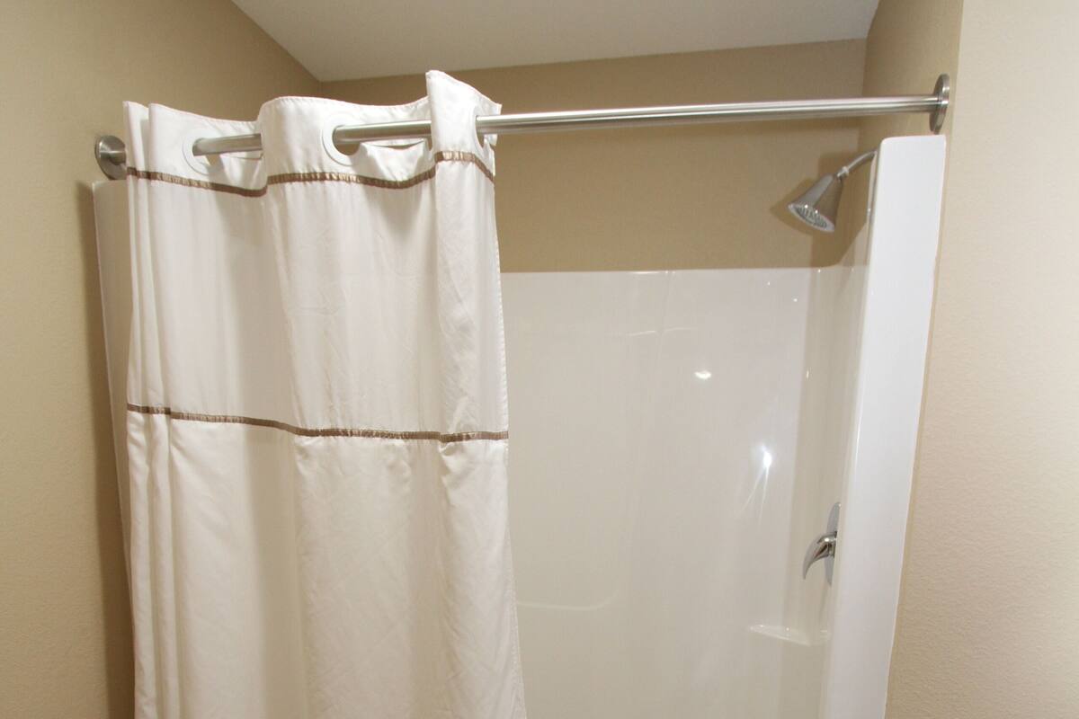 Suite (Whirlpool) | Bathroom shower