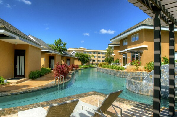 3 Außenpools, Liegestühle