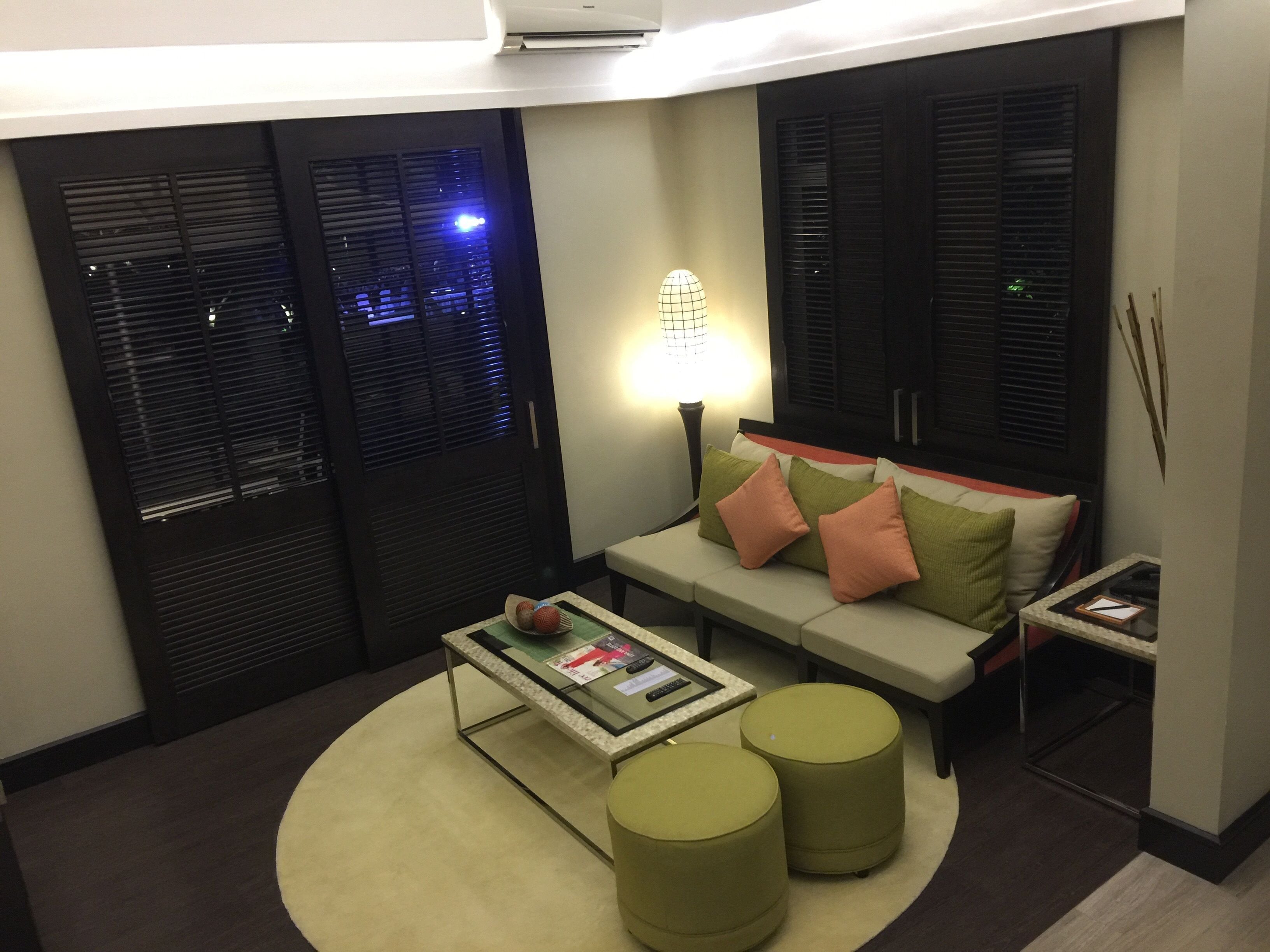 grand villa | living room | flat-screen tv