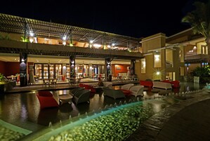 5 restaurants, dinner served