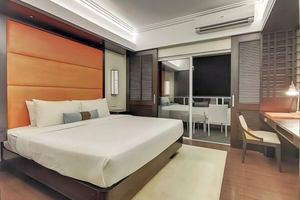 Premium bedding, in-room safe, desk, laptop workspace