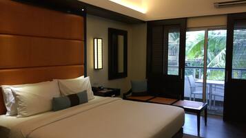 Premium bedding, in-room safe, desk, laptop workspace