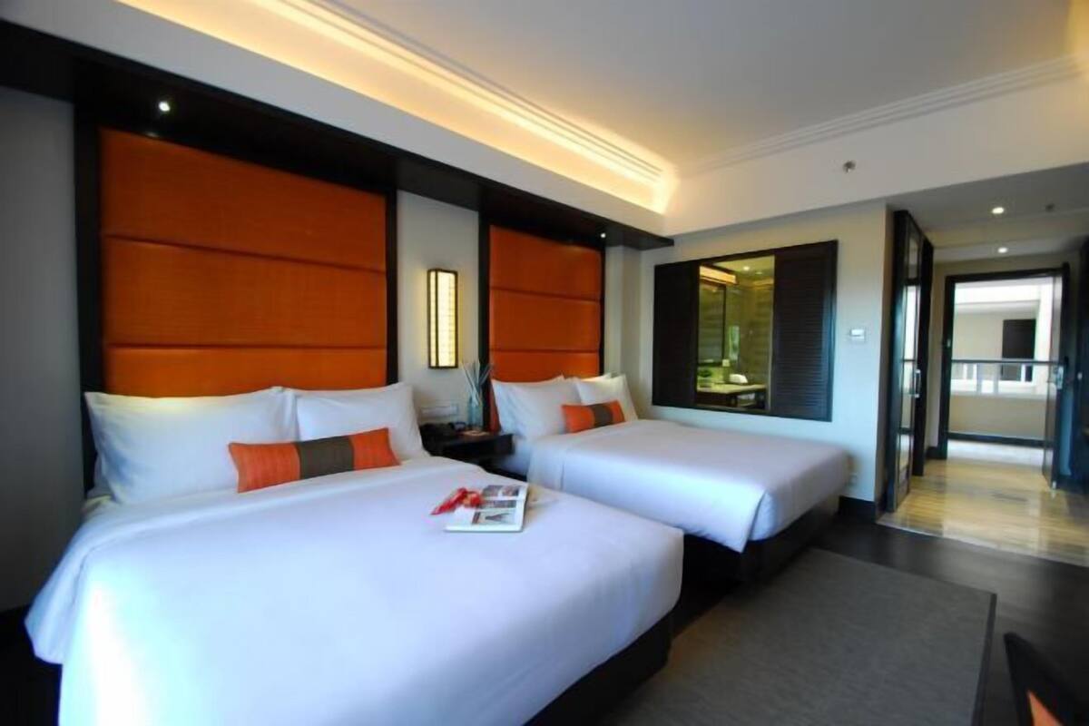 Premium bedding, in-room safe, desk, laptop workspace