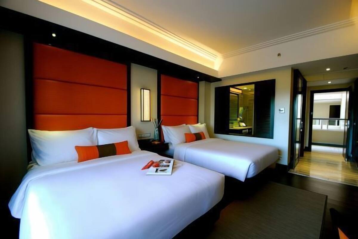 Premium bedding, in-room safe, desk, laptop workspace