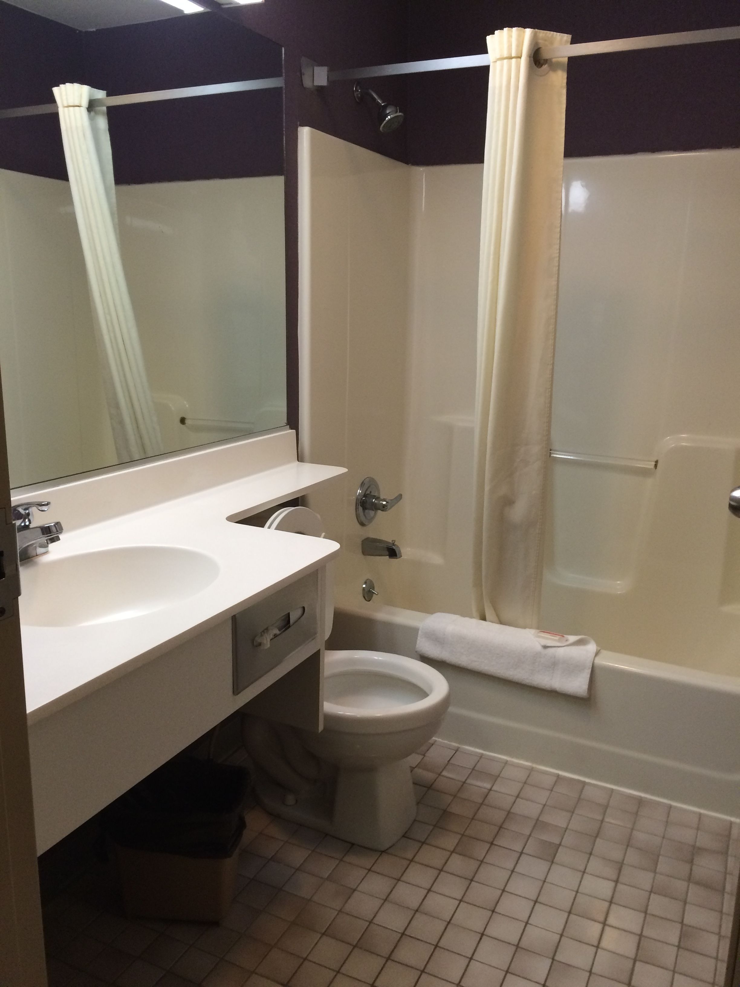 Ein Badezimmer mit Waschbecken, Toilette und Badewanne.