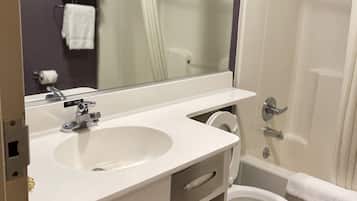 Combined shower/tub, free toiletries, hair dryer, towels