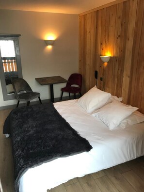 Desk, cribs/infant beds, free WiFi