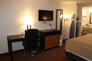 Room, 1 King Bed, City View | Premium bedding, in-room safe, desk, soundproofing