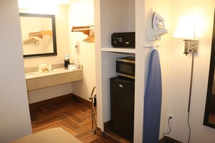 Premium bedding, in-room safe, desk, soundproofing