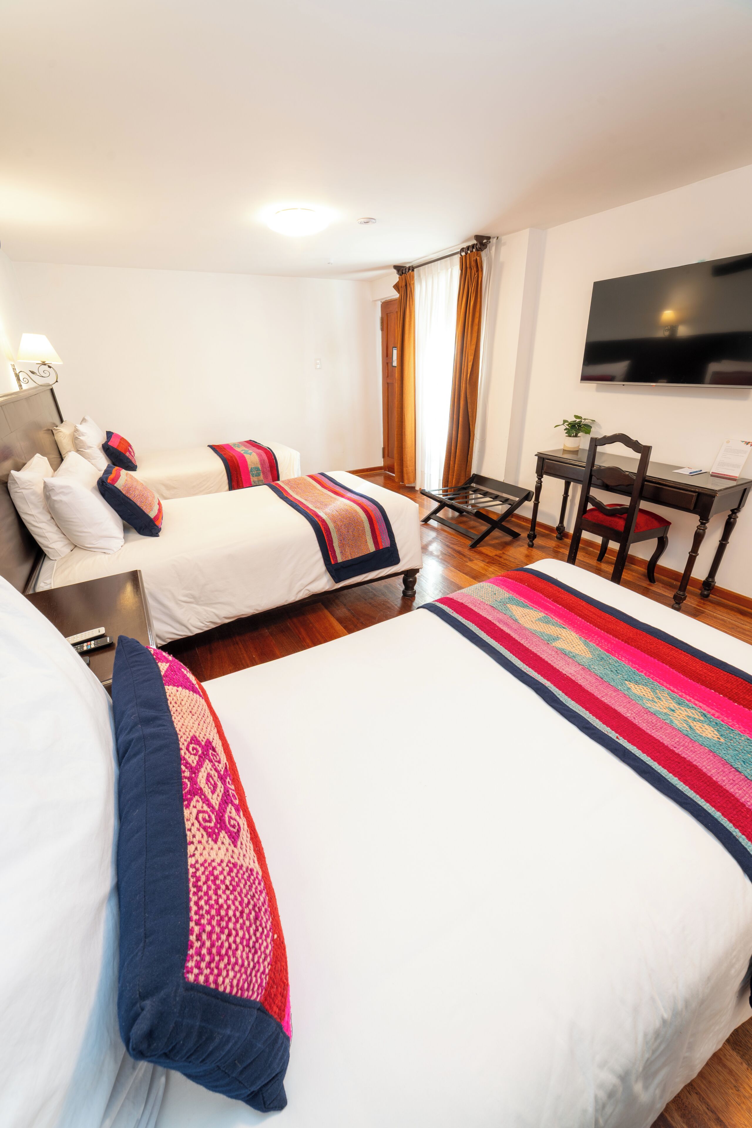 Habitación triple | Ropa de cama de alta calidad y edredón 