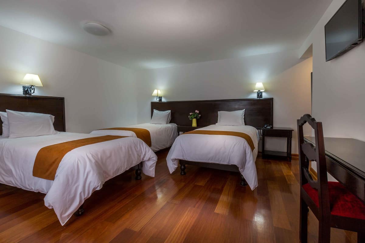Ropa de cama de alta calidad y caja de seguridad en la habitación