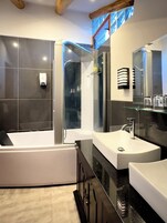 APARTAMENTO RAYMI | Bathroom | Hair dryer, towels, soap, shampoo