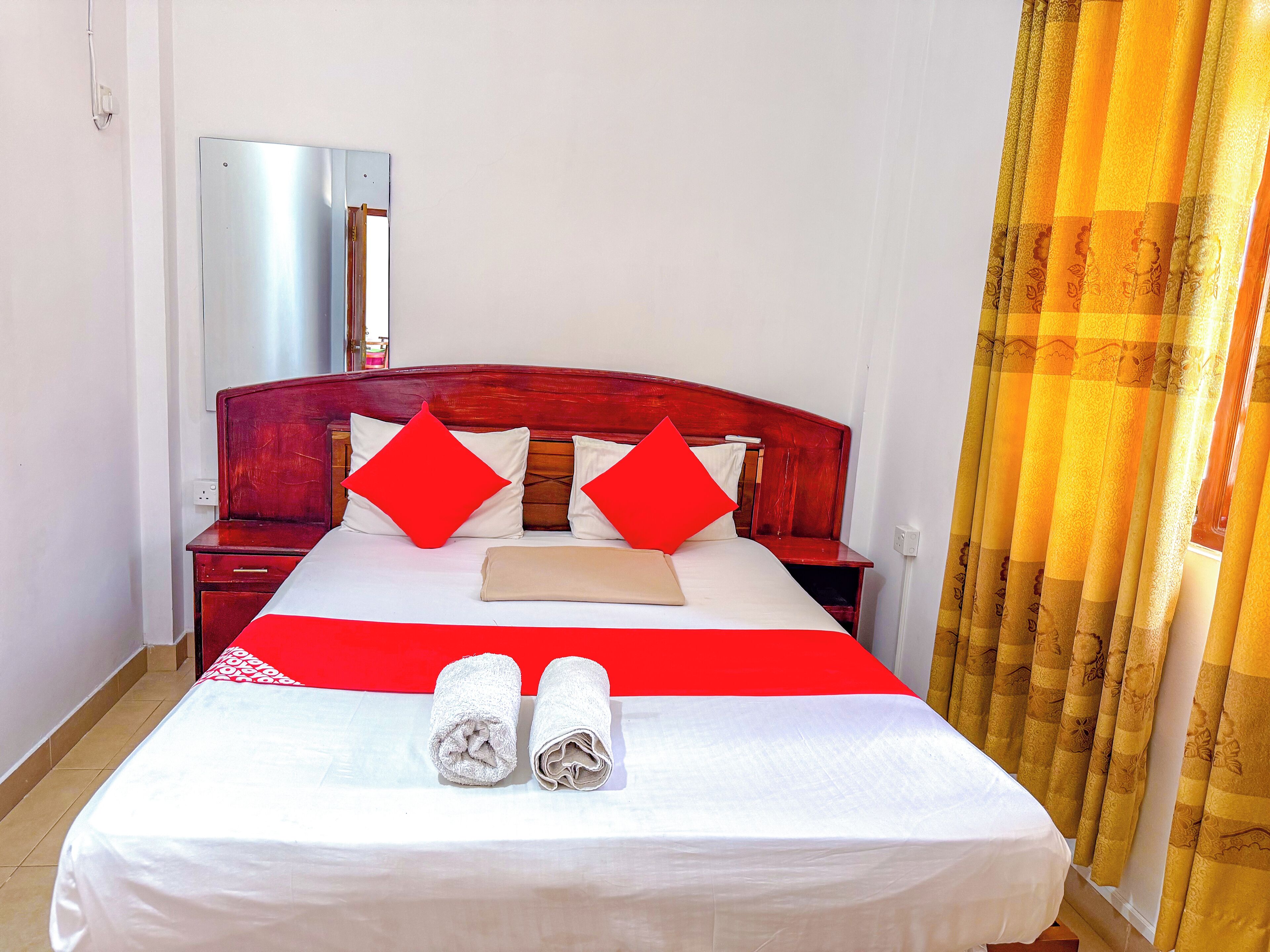 1 Schlafzimmer, hochwertige Bettwaren, Schreibtisch