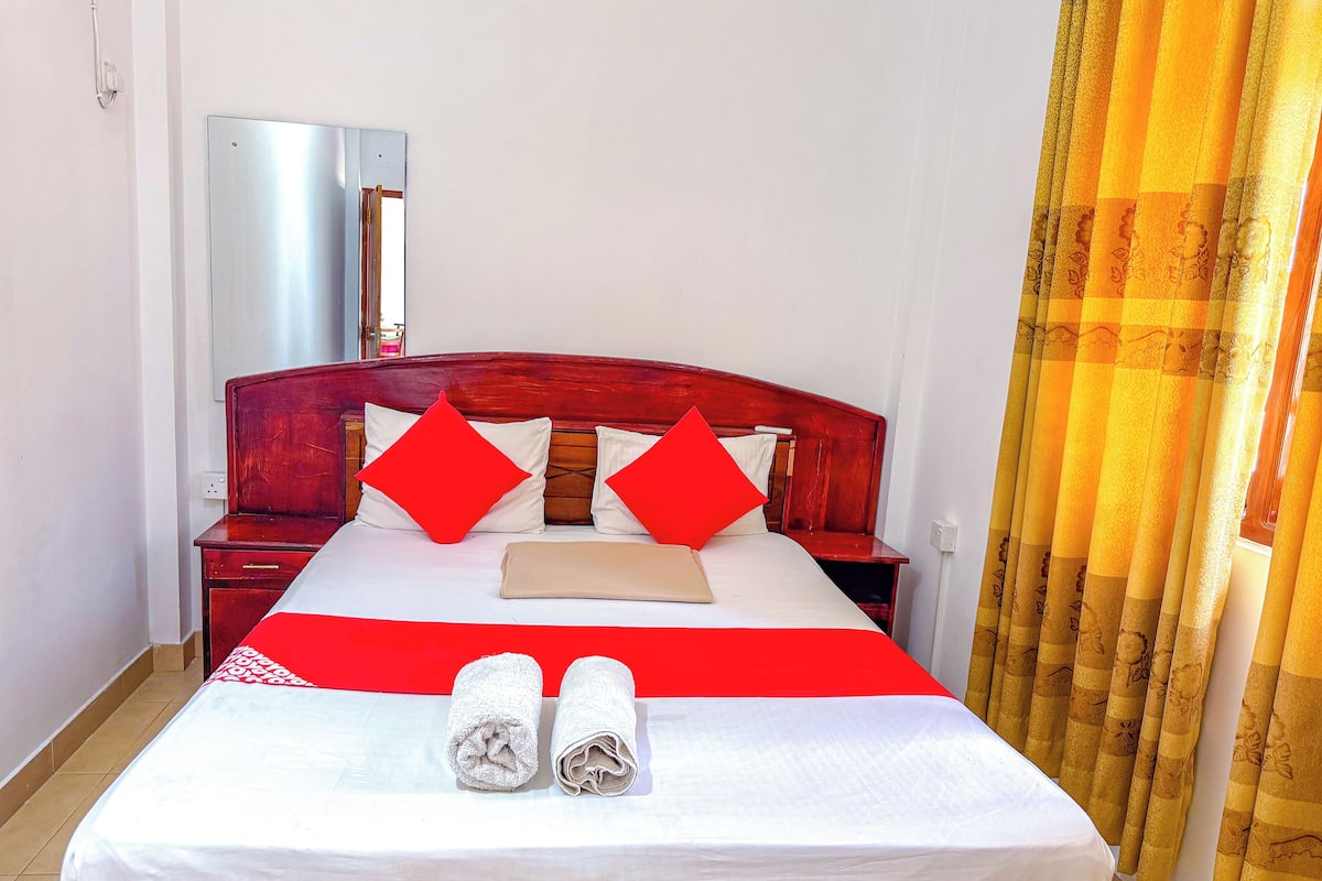 1 bedroom, premium bedding, desk, soundproofing