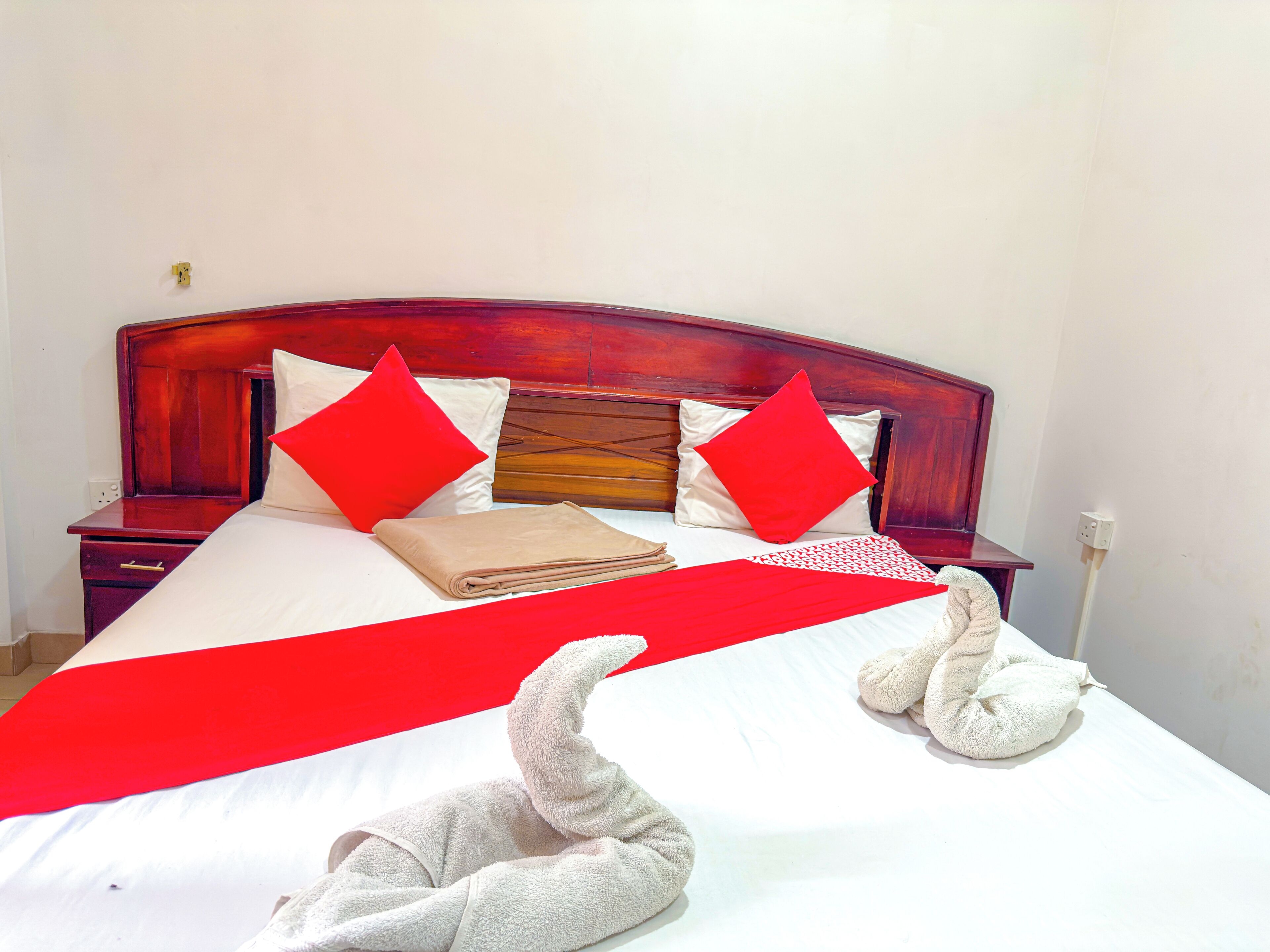 1 Schlafzimmer, hochwertige Bettwaren, Schreibtisch