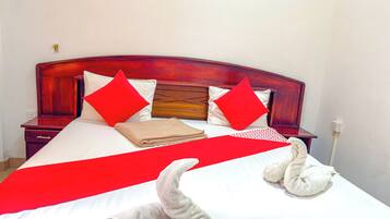 1 Schlafzimmer, hochwertige Bettwaren, Schreibtisch