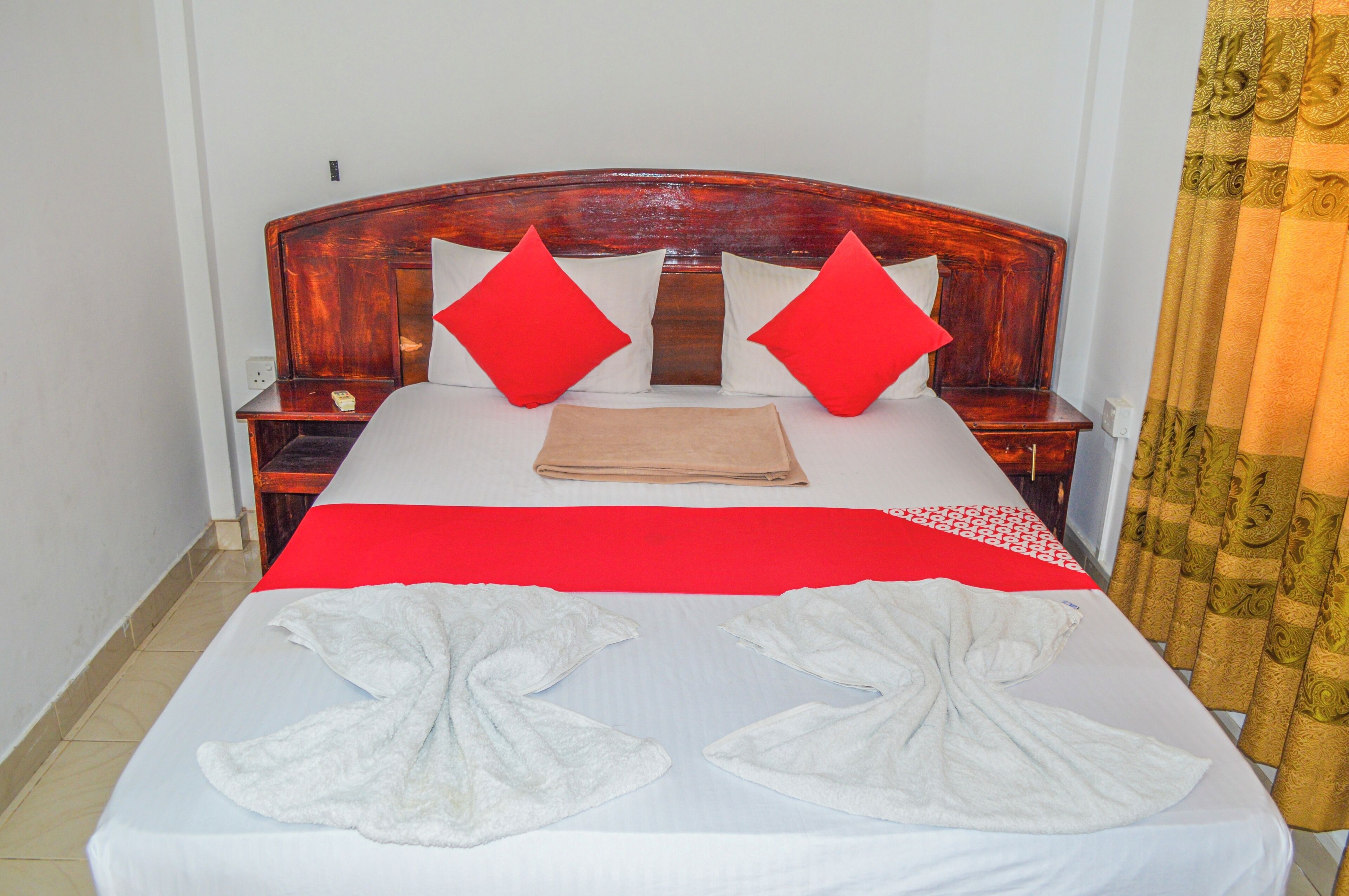 1 Schlafzimmer, hochwertige Bettwaren, Schreibtisch