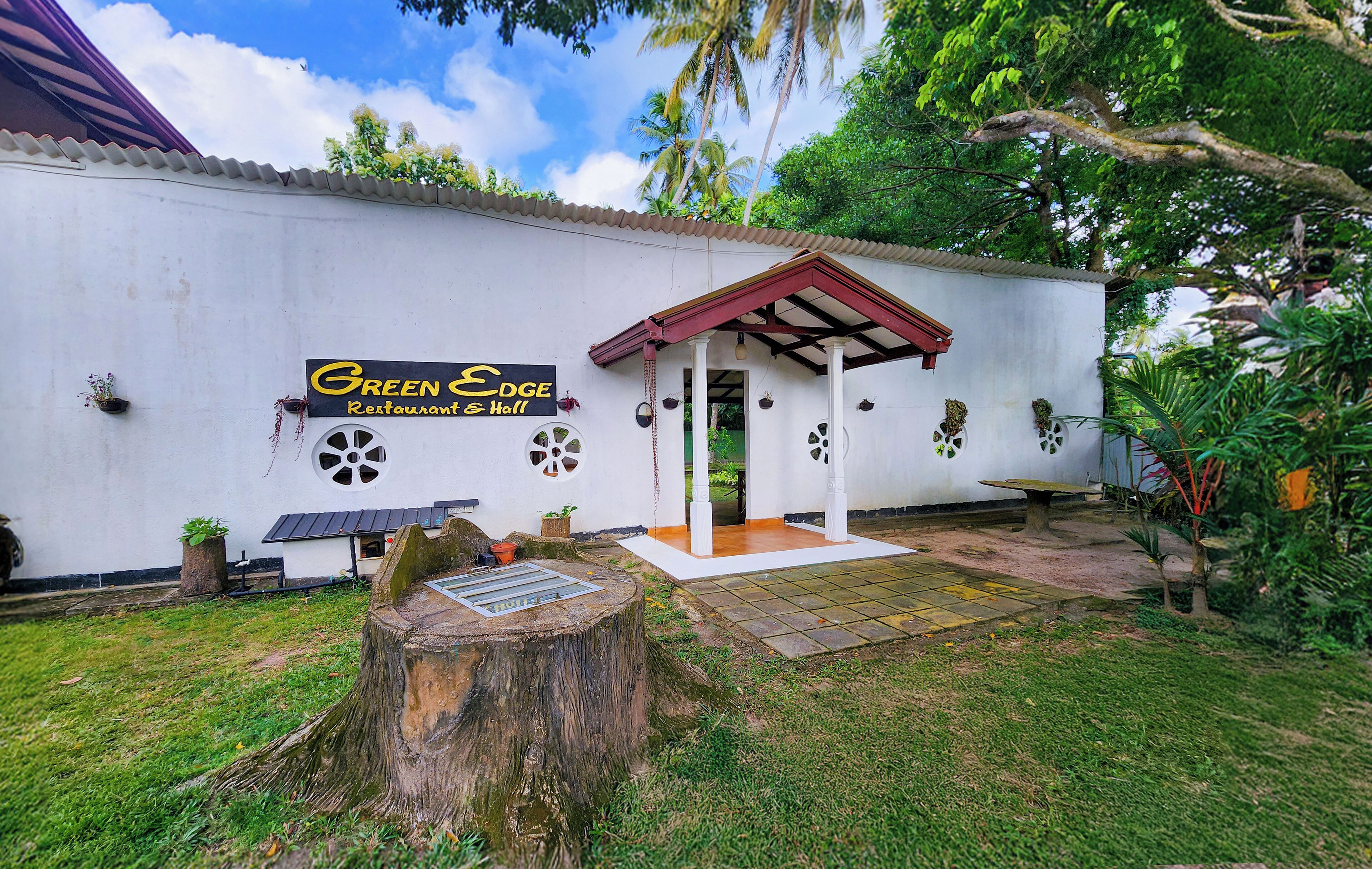 Breakfast, lunch, dinner served; international cuisine, garden views 