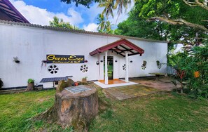 Breakfast, lunch, dinner served; international cuisine, garden views - Airport Green View Resort (Seeduwa - Katunayake)