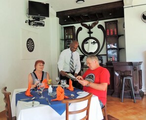 Frühstück, Mittagessen, internationale Küche, Blick auf den Garten 