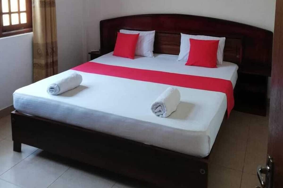 1 bedroom, premium bedding, desk, soundproofing