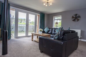 2 bedrooms, desk, iron/ironing board, free WiFi - Riverside Apartments (Wick)