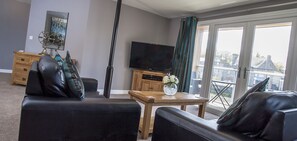 2 bedrooms, desk, iron/ironing board, free WiFi - Riverside Apartments (Wick)