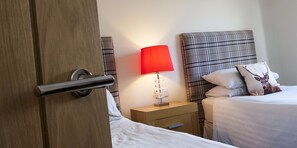 2 bedrooms, desk, iron/ironing board, free WiFi - Riverside Apartments (Wick)