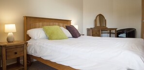 2 bedrooms, desk, iron/ironing board, free WiFi - Riverside Apartments (Wick)