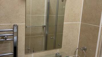 Habitación clásica con 2 camas individuales, baño en la habitación | Baño