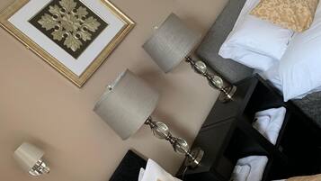 Habitación con 2 camas individuales, baño en la habitación