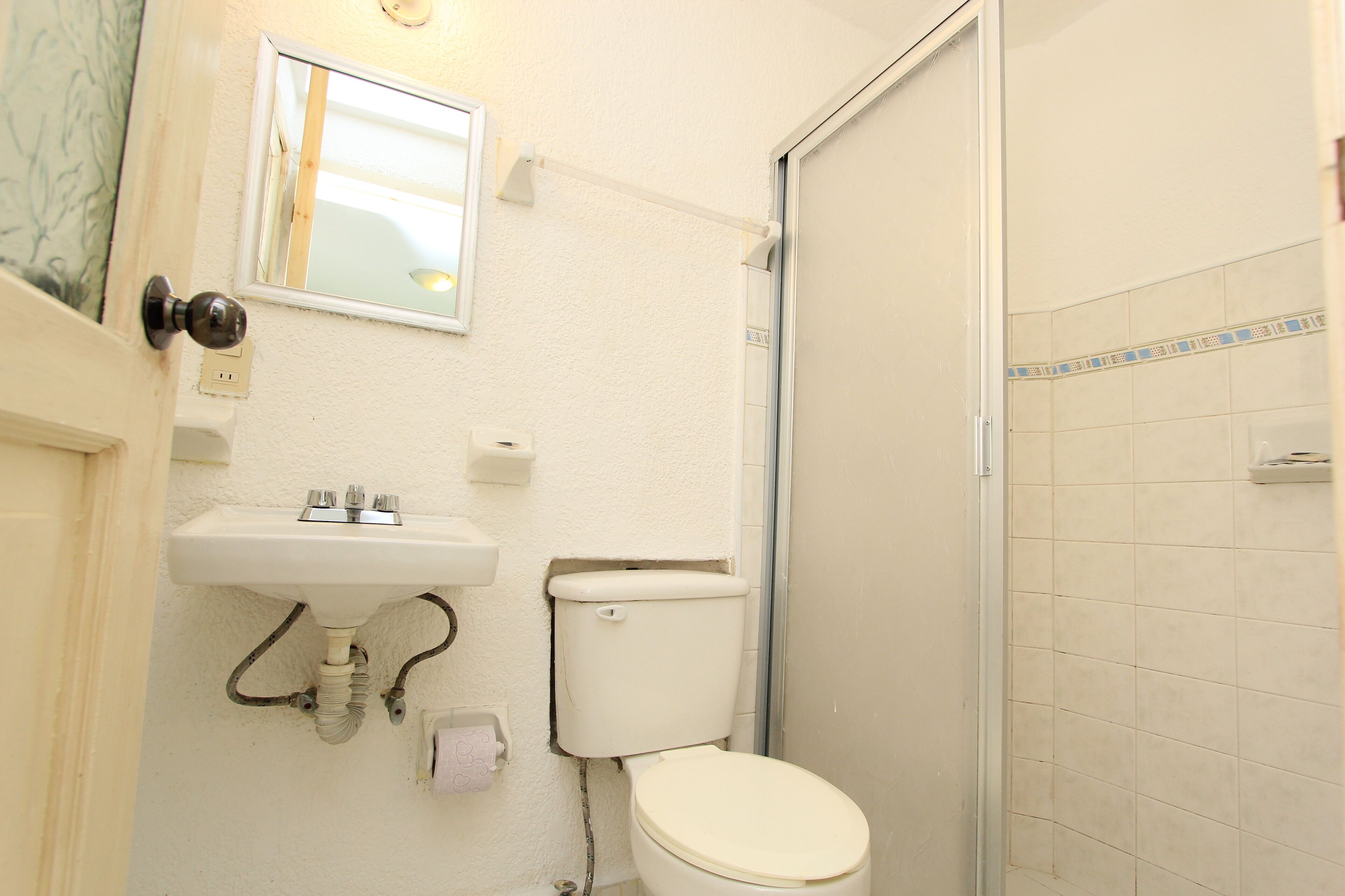 Habitación estándar | Baño | Regadera, amenidades de baño gratuitas, toallas, jabón 