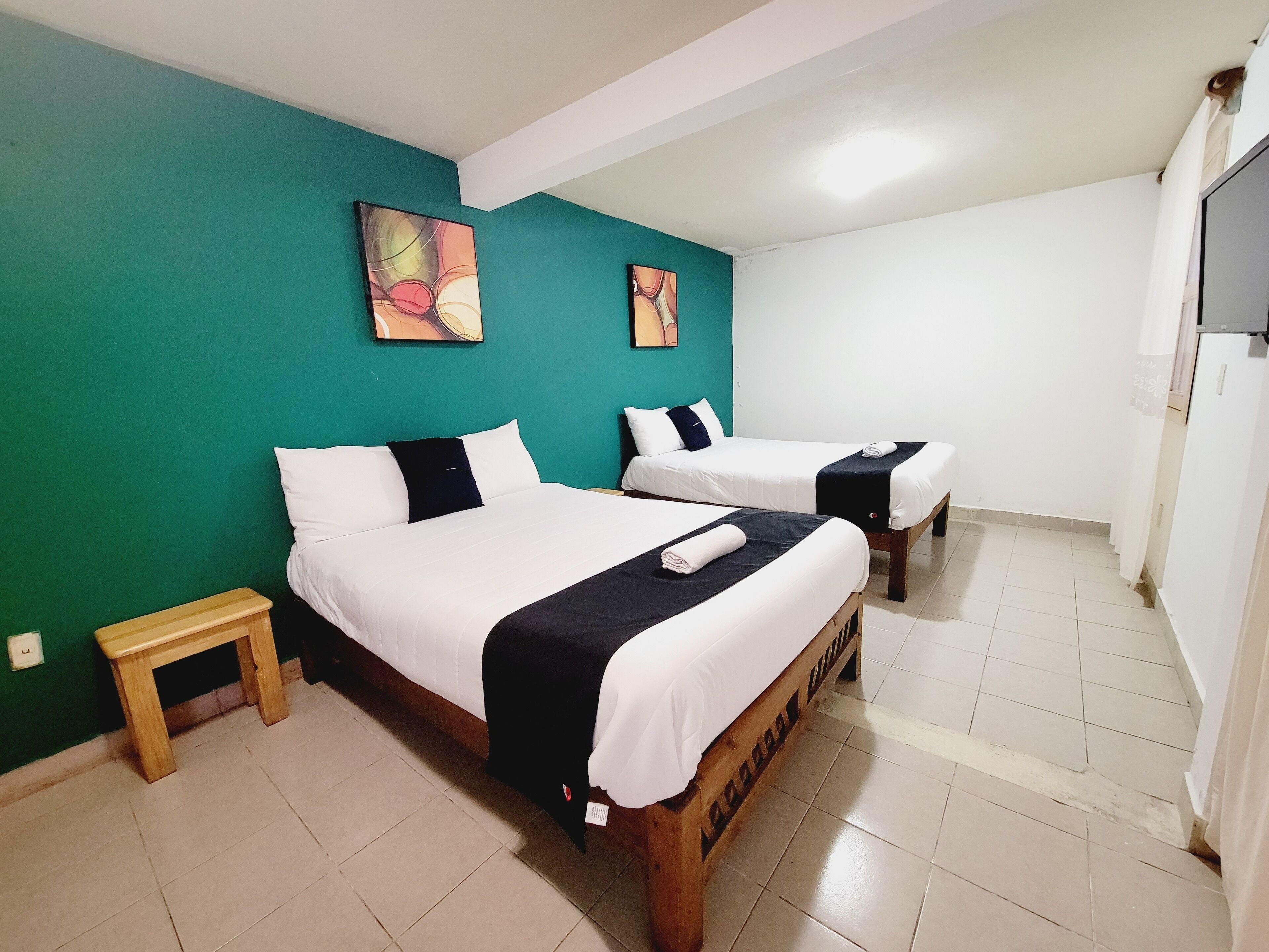 标准双人房, 2 张双人床 | 熨斗/熨板、免费 WiFi、床单