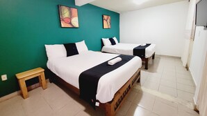 Habitación de hotel con dos camas, paredes verde azulado y obras de arte.