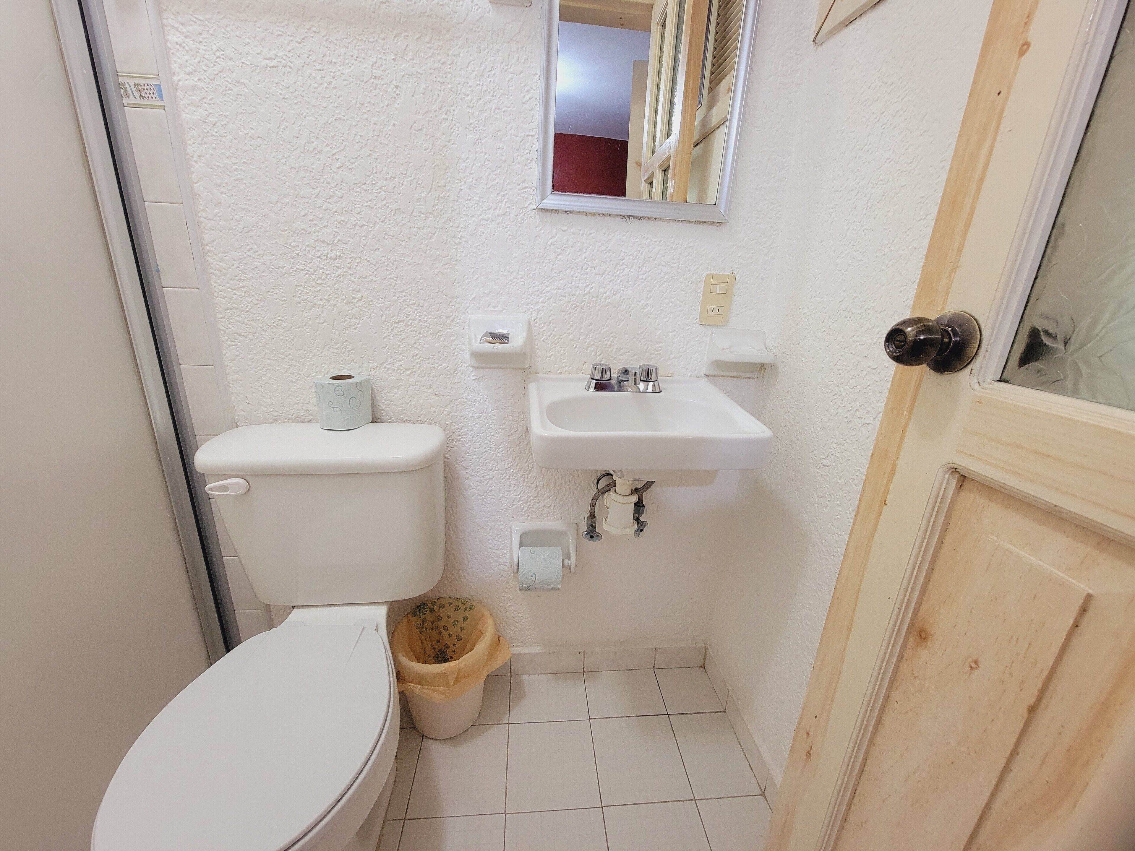 Regadera, amenidades de baño gratuitas, toallas, jabón 