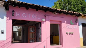 Un edificio rosa con un letrero que dice "HOTEL DULCE LUNA".
