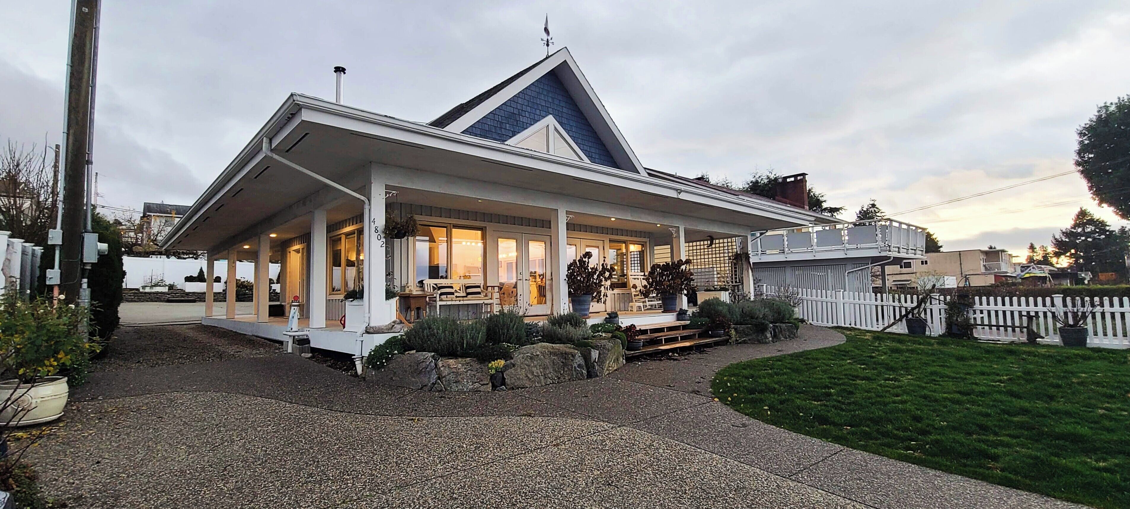 Premium bedding, down duvets, pillow-top beds, desk