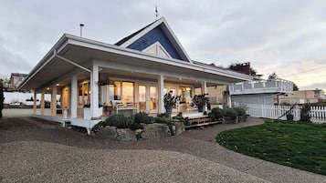 Premium bedding, down duvets, pillow-top beds, desk