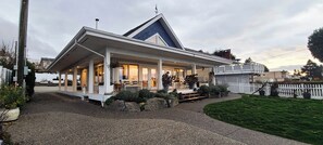 Premium bedding, down comforters, pillowtop beds, desk - Oceanside Villas (Sechelt)